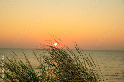 Sonnenuntergang am Meer in einer D  ne