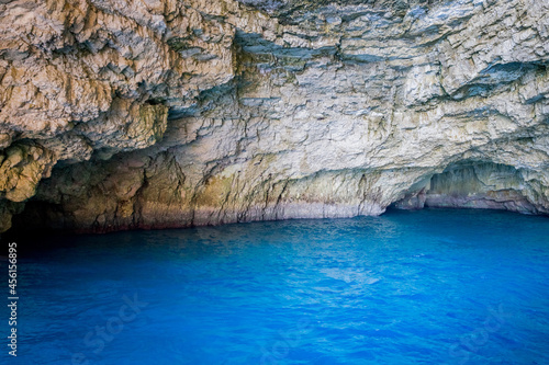 Les côtes et les grottes de Paxos vues depuis la mer