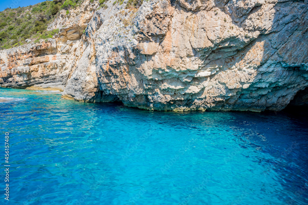 Obraz premium Les côtes et les grottes de Paxos vues depuis la mer