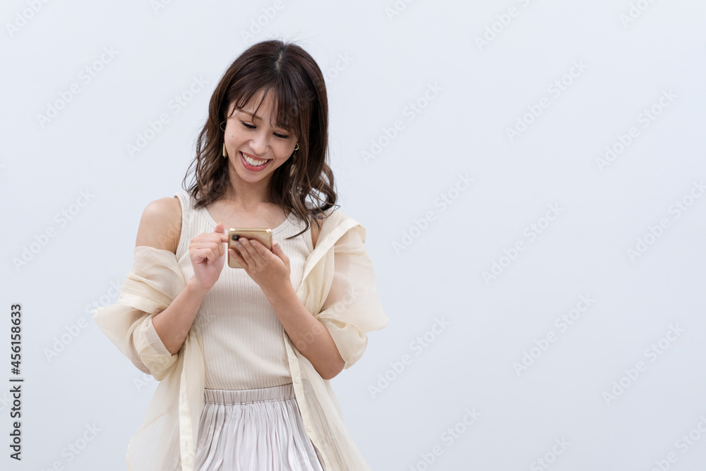 携帯電話を使う女性