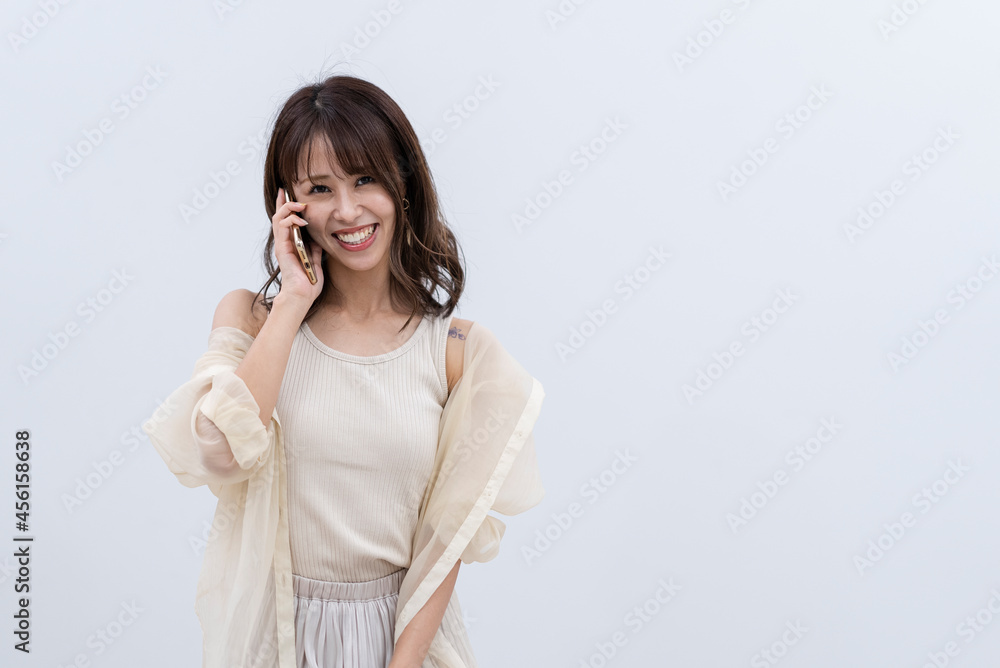 携帯電話を使う女性 携帯電話を使う女性