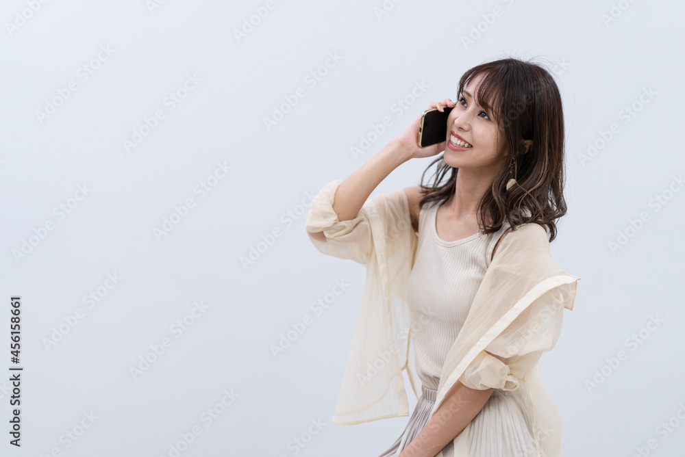 携帯電話を使う女性 携帯電話を使う女性