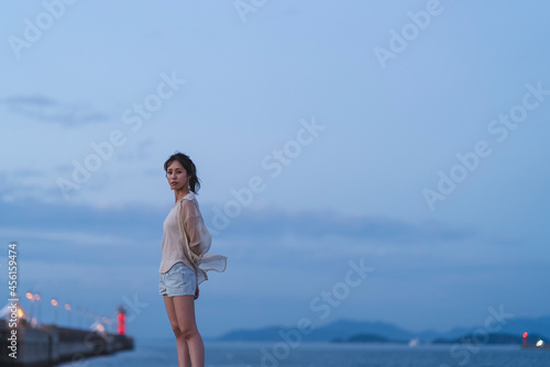 夕暮れの海岸にいる女性 © peach100