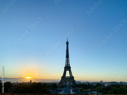 Eiffel Tower at Sunrise © Yuhei