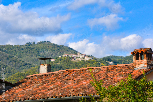 Fotografie Altes Dach in der Altstadt von Barga Toskana