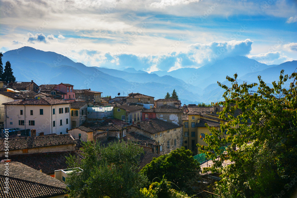 Blick auf die Altstadt von Barga in der Toskana. Im Hintergrund die schöne Berglandschaft der Toskana.