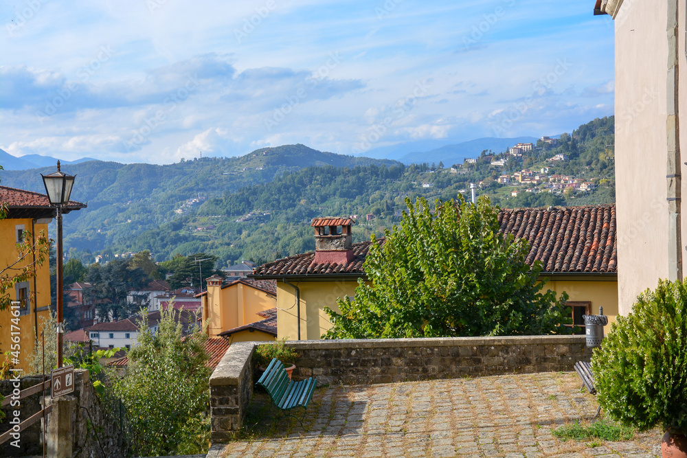 Blick aus der Altstadt von Barga in die Berglandschaft der Toskana