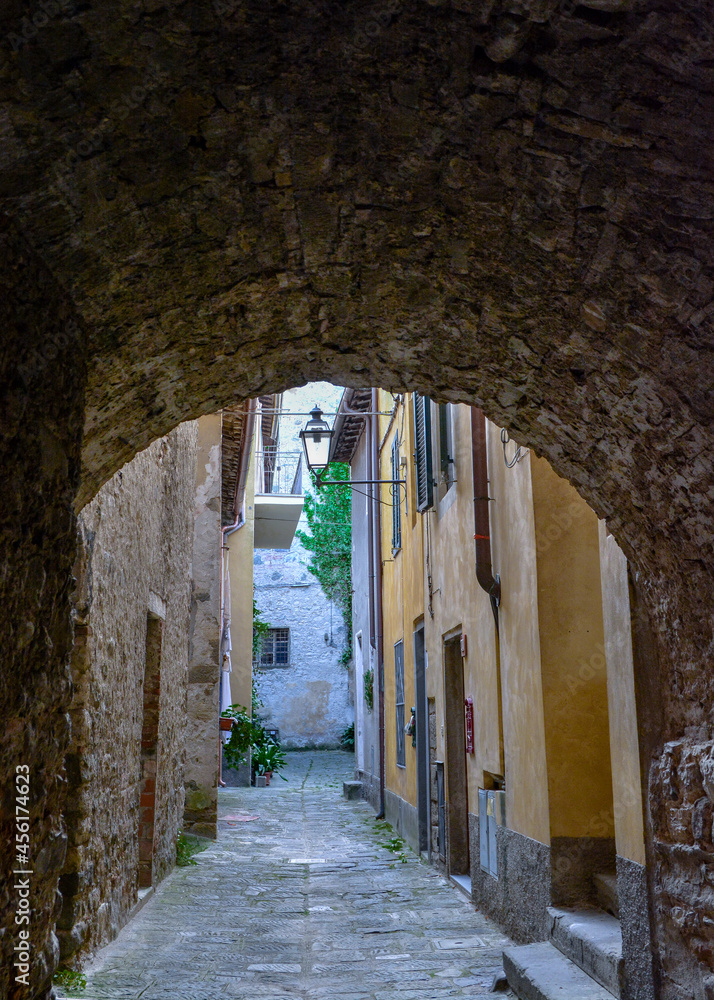 Typische kleine Gasse mit Hausdurchgang in der Altstadt von Barga Toskana