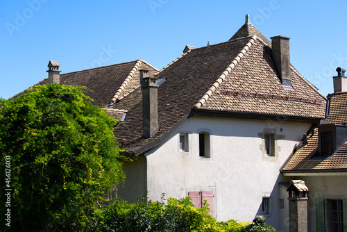 Apartment houses at the old town of Nyon on a sunny summer day. Photo taken August 28th, 2021, Nyon, Switzerland. © Michael Derrer Fuchs