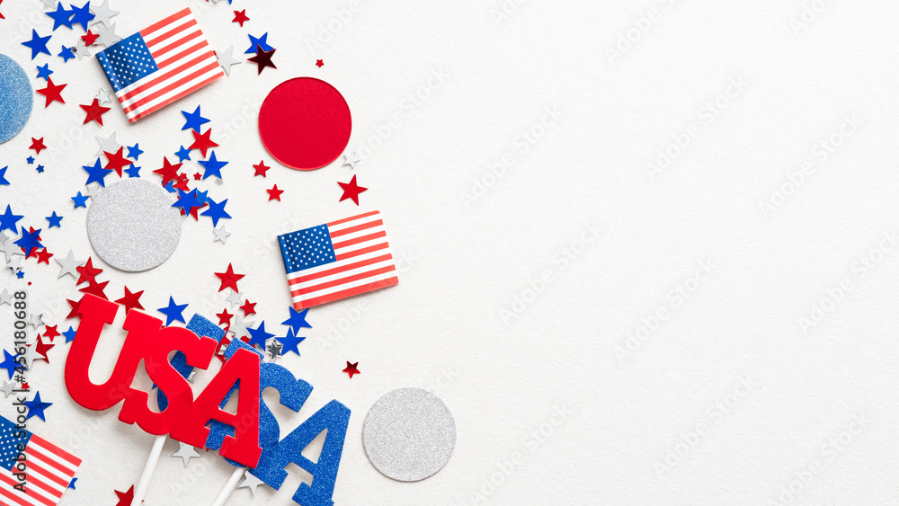 Obraz premium 4th of July American Independence Day decorations on white background. Flat lay, top view, copy space.