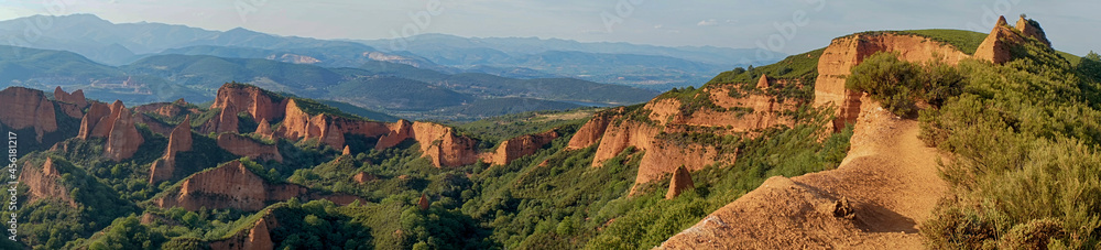 panorámica de las antiguas minas de oro romanas de las Médulas en la comarca de el Bierzo, España