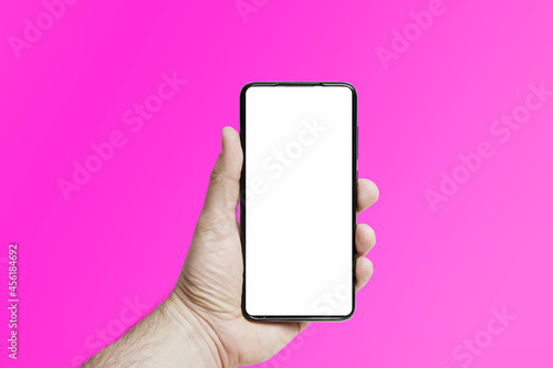 Iphone trzymany w ręce na kolorowym tle. Pusty ekran do wypełnienia