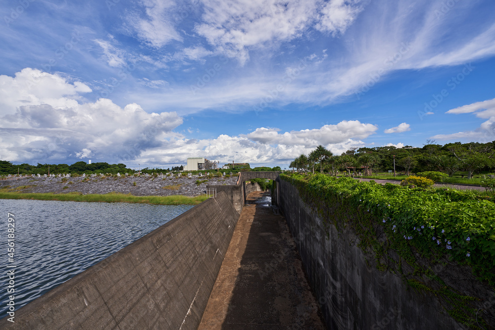 沖縄県うるま市の倉敷ダム 排水路