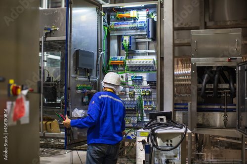 Принти на полотні Electrician engineer tests electrical box control