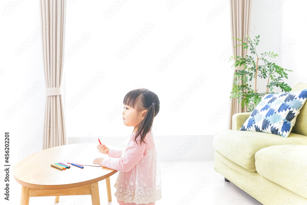 お絵かきをする子ども・教育イメージ