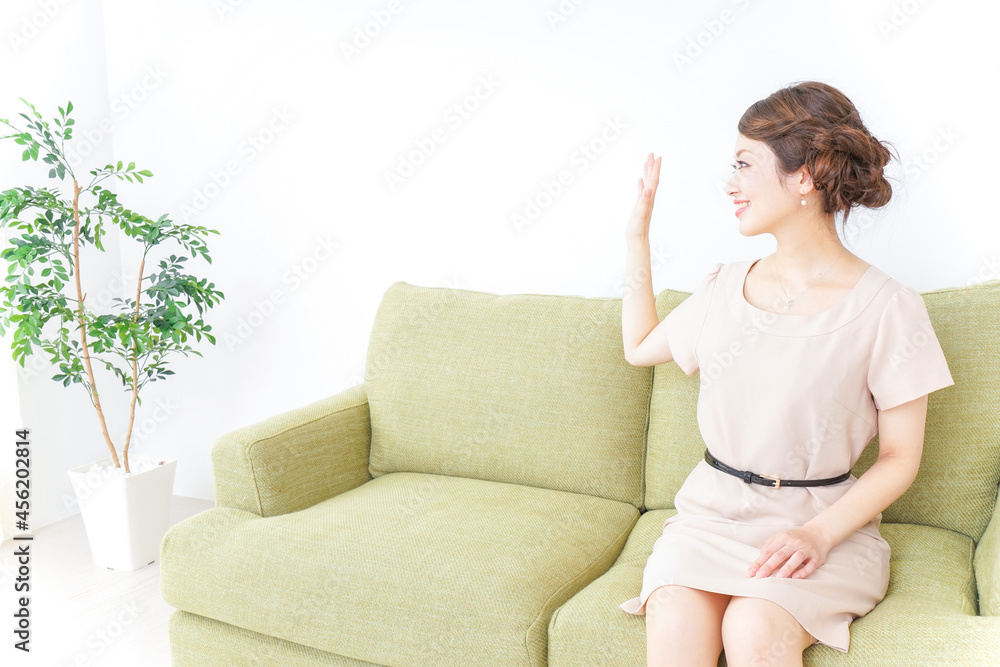 自宅に招く女性