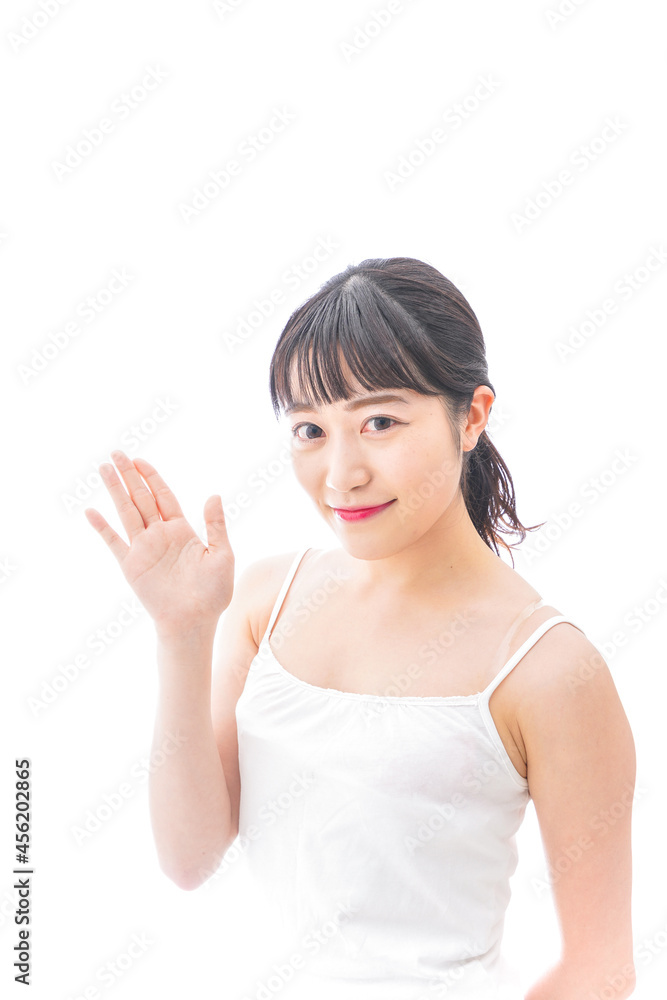 スキンケア・メイクをする若い女性