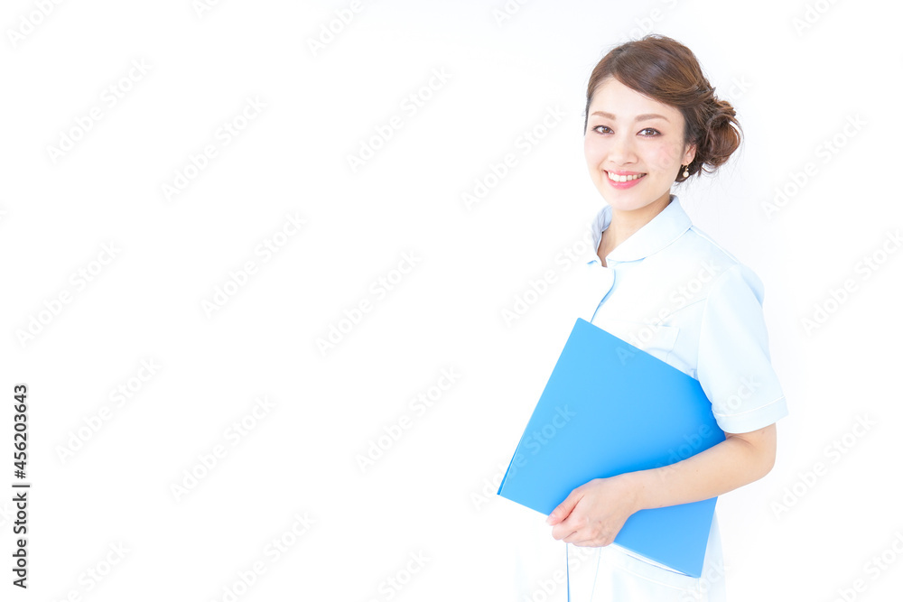 書類を持つ看護師