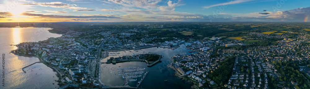 Große Panorama Luftaufnahme, Drohnenaufnahme vom Hafen, der Marina und der Ville Close, historische Altstadt, von Concarneau bei Sonnenuntergang, Département Finistère, Bretagne, Frankreich