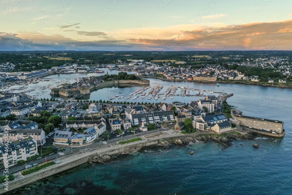 Luftaufnahme, Drohnenaufnahme vom Hafen, der Marina und der Ville Close, historische Altstadt, von Concarneau im Abendlicht, Département Finistère, Bretagne, Frankreich