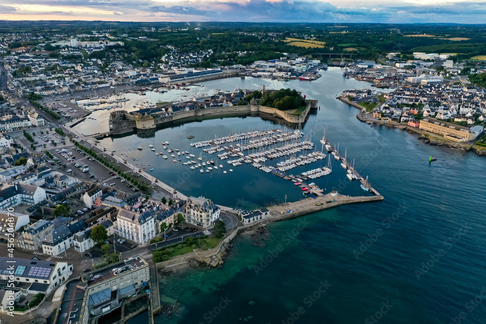 Obraz premium Luftaufnahme, Drohnenaufnahme vom Hafen, der Marina und der Ville Close, historische Altstadt, von Concarneau im Abendlicht, Département Finistère, Bretagne, Frankreich