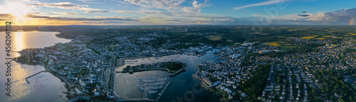 Große Panorama Luftaufnahme, Drohnenaufnahme vom Hafen, der Marina und der Ville Close, historische Altstadt, von Concarneau bei Sonnenuntergang, Département Finistère, Bretagne, Frankreich