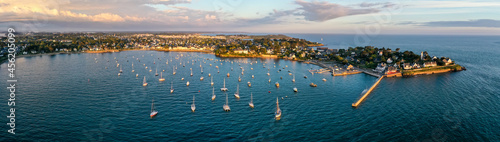 Foto Luftaufnahme, Große Panorama Drohnenaufnahme vom Hafen und der Bucht vor Bourgne