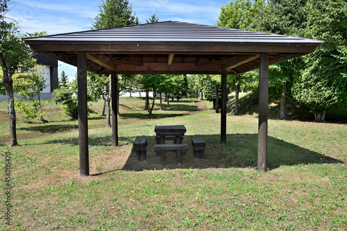 公園の屋根付きテーブルとベンチ