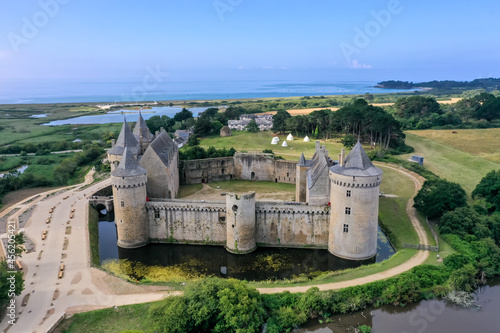 Luftaufnahme, Drohnenaufnahme von der mittelalterlichen Burg, Festung Domaine de Suscinio mit Blick zur Küste und dem atlantischen Ozean, Campagne-Atlantique, Sarzeau, Département Morbihan, Bretagne,  photo