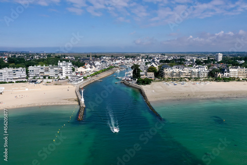 Luftaufnahme, Drohnenaufnahme vom atlantischen Ozean aus auf die Hafeneinfahrt, Durchfahrt zwischen La Baule-Escoublac und Le Pouliguen mit einem Motorboot auf dem Meer, Département Loire-Atlantique,  photo