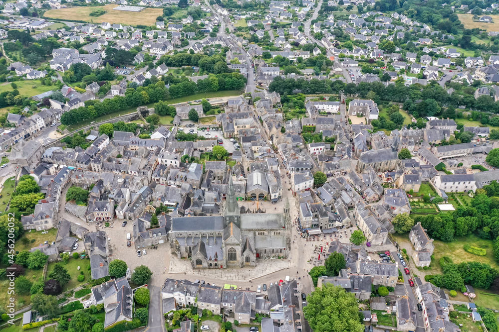 Luftaufnahme, Drohnenaufnahme vom Zentrum der historischen Altstadt von Guérande mit der Stiftskirche Saint-Aubin, Le Centre, Guérande, Département Loire-Atlantique, Bretagne, Frankreich