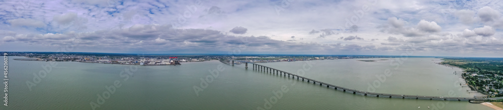 Große Panorama Luftaufnahme, Drohnenaufnahme der Saint-Nazaire-Brücke an der Loire Mündung in den atlantischen Ozean, Mindin, Département Loire-Atlantique, Frankreich