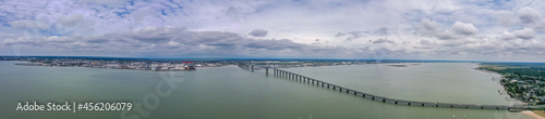 Große Panorama Luftaufnahme, Drohnenaufnahme der Saint-Nazaire-Brücke an der Loire Mündung in den atlantischen Ozean, Mindin, Département Loire-Atlantique, Frankreich