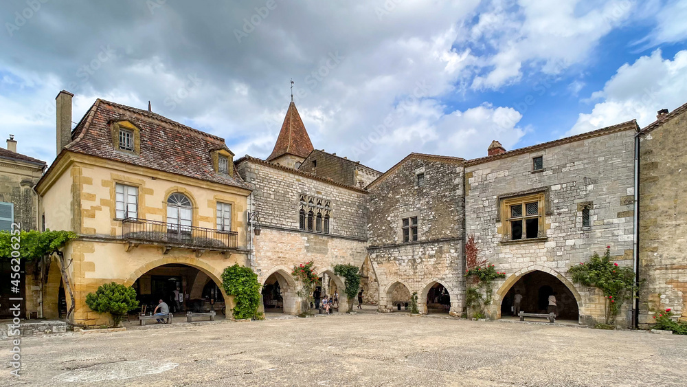 Teile des historischen Markplatz mit Kirchturm im Hintergrund in der Altstadt von Monpazier, Département Dordogne, Nouvelle-Aquitaine, Frankreich