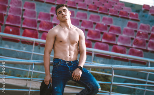 Fitness modelo masculino posando