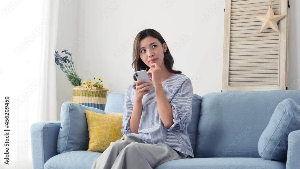 部屋でスマホを使う女性 部屋でスマホを使う女性