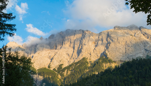 Bergkette Zugspitze in Abendlicht