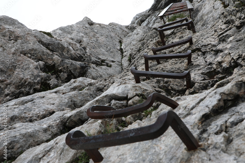 Fototapeta premium Leiter, berg, karabiner, fels, klettern, seil, natur, himmel, sport, abenteuer, aufsteiger, extravagant, stahlsei, sommer, trekking, anblick, leute, rucksack, aufstieg, klettersteig, alpen, gipfel, 
