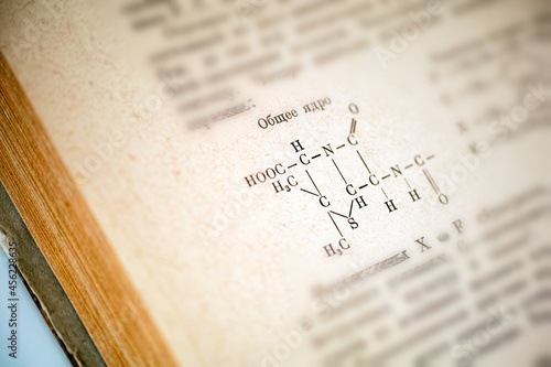 Foto Old Russian chemistry book open on page with chemical formula of Penicillin