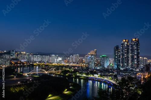 night view of the city © 찬우 박