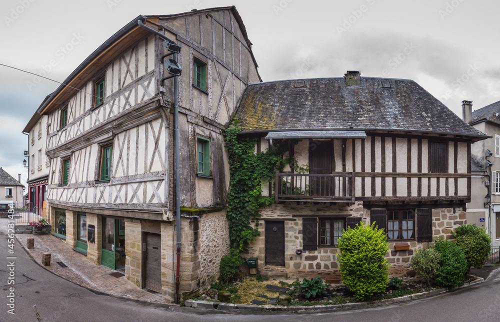 Donzenac (Corrèze, France) - Vue panoramique de maisons à colombages face à la halle Donzenac (Corrèze, France) - Vue panoramique de maisons à colombages face à la halle