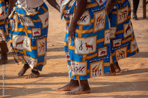 Fototapeta Naklejka Na Ścianę i Meble -  African women doing traditional dances barefoot	
