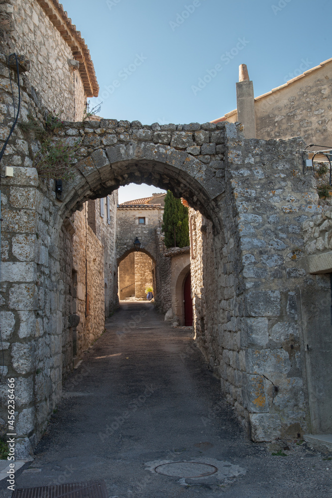 La ruelle aux arcades dans le village de la Garde Adhémar (Drôme)