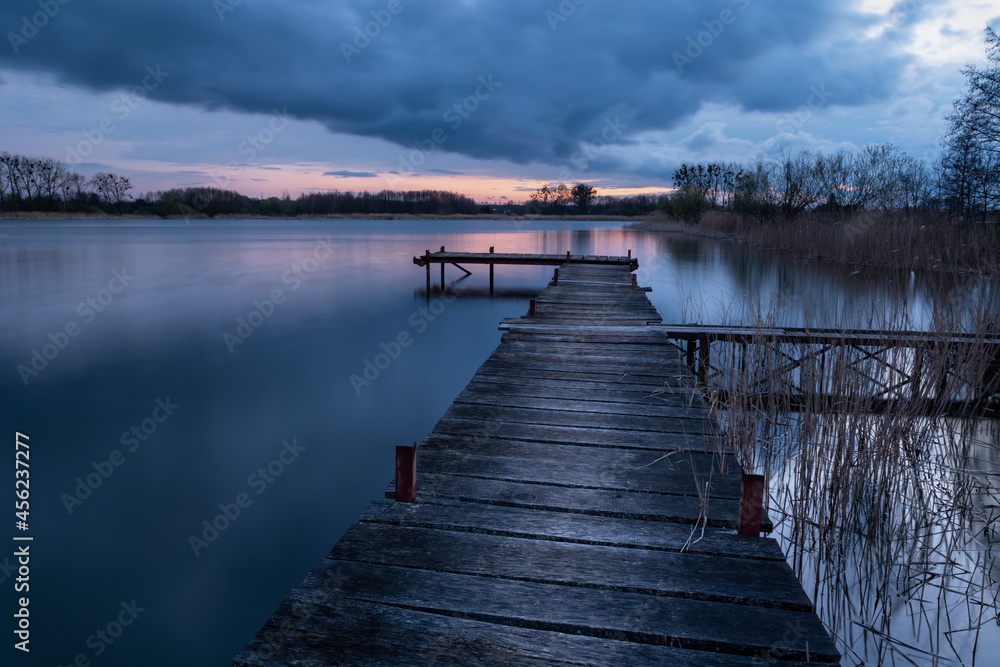 Naklejka premium A wooden pier on a water reservoir in Stankow