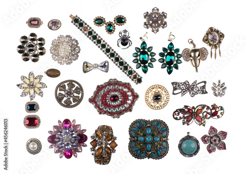 Fototapete collection of jewelry brooches isolated on white background