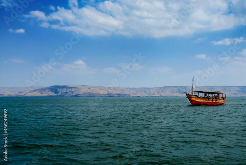 Fotografia The Sea of Galilee, also Kinneret, Lake of Gennesaret, or Lake Tiberias is the largest freshwater lake in Israel, it is the lowest freshwater lake on Earth
