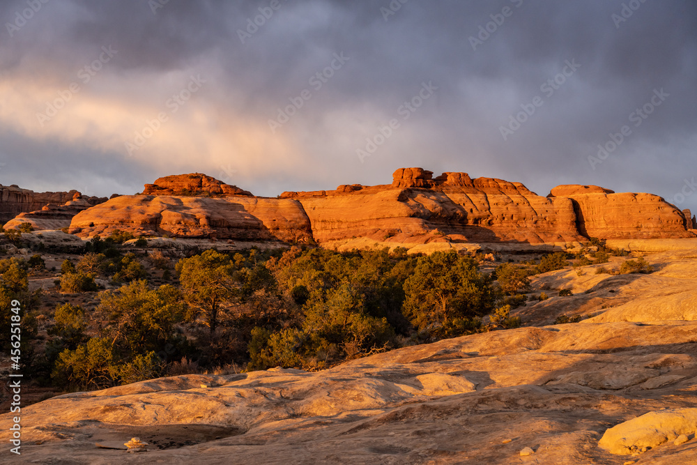 Fototapeta premium Rocks Glow Orange On The Big Springs Canyon Tail In The Early Morning