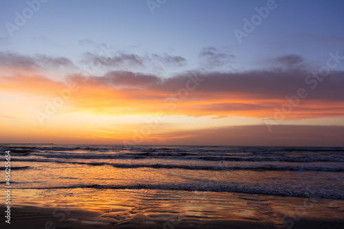 Fototapeta Naklejka Na Ścianę i Meble -  Magical colors of the sky before sunrise over the ocean