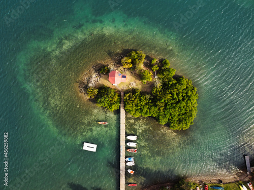petite ile de la mer des caraïbes en Martinique vue aérienne de drone