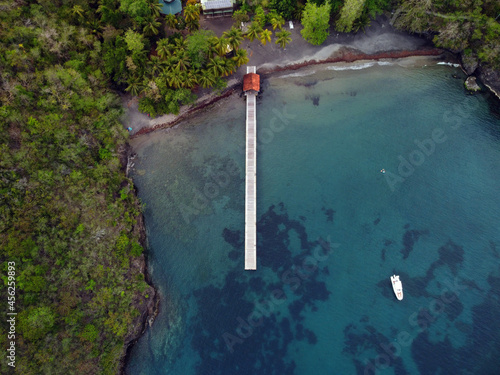 Plage de sable noir mer des caraïbes en Martinique vue aérienne de drone